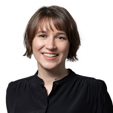 Mitarbeitervorstellung von Annkatrin Göpfert, IT-Trainerin bei agorum Software GmbH, zeigt sie vor einem grünen Hintergrund.