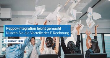 Mitarbeiter in einem Büro werfen Papier in die Luft, um die Vorteile der Peppol-Integration für die E-Rechnung zu symbolisieren