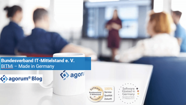 Das Bild zeigt das BITMi-Gütesiegel 'Made in Germany' mit dem Logo von agorum Software und einer Tasse im Vordergrund.