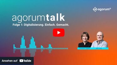 Podcast-Cover von agorum talk zeigt Annkatrin Göpfert und Rolf Lang, die über Digitalisierung sprechen.