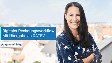 Eine Frau steht auf einem Balkon mit Blick auf eine Stadtlandschaft, neben ihr steht ein Text über den digitalen Rechnungsworkflow mit Übergabe an DATEV.