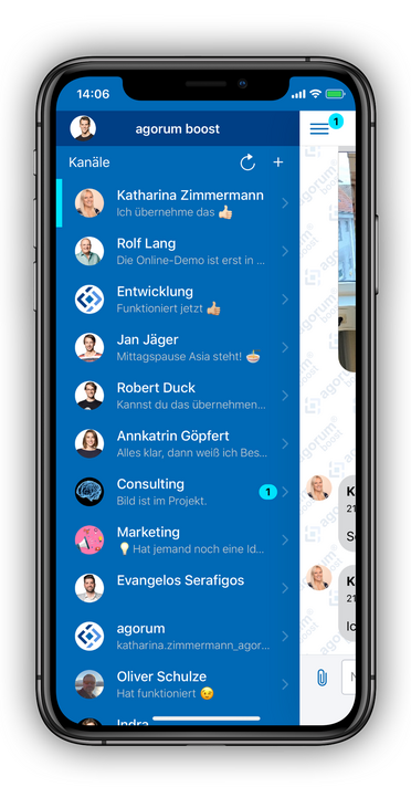 Screenshot der agorum boost App auf einem iPhone zeigt eine Liste von Kanälen und Chats, einschließlich Namen wie Katharina Zimmermann und Rolf Lang, sowie Gruppen wie Entwicklung und Consulting.