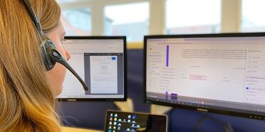 Eine Mitarbeiterin signiert ein Dokument elektronisch im Dokumentenmanagement-System agorum core mit inSign.