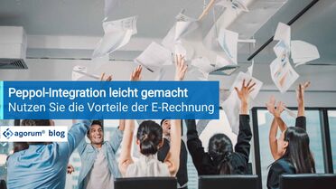 Mitarbeiter in einem Büro werfen Papier in die Luft, um die Vorteile der Peppol-Integration für die E-Rechnung zu symbolisieren