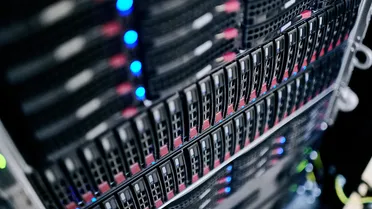 Detailaufnahme eines aktiven Servers mit Festplatten für revisionssichere Archivierung und effizientes Datenmanagement.