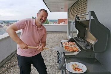 Oliver Schulze beim Teamevent Grillen von agorum