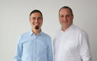 Zwei lächelnde inSign-Mitarbeiter im Portrait. inSign bietet Software für alle Arten elektronischer Signaturen zur Digitalisierung Ihrer Geschäftsprozesse.