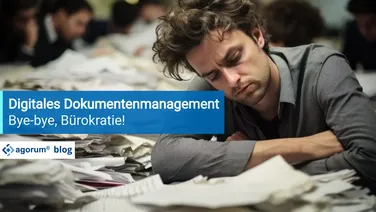 Müder Mann schläft auf einem Stapel Papier, der die Ineffizienz von manuellen Prozessen vor der Digitalisierung symbolisiert. DIGITAL TOOLKIT