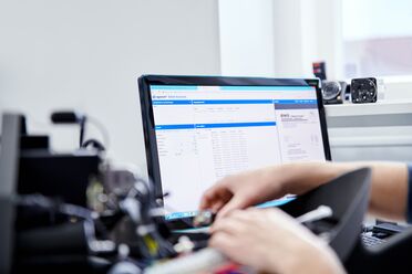 Ein Mitarbeiter arbeitet am Computer mit dem Dokumentenmanagement-System (DMS) von Schempp-Hirth, um Support-Anfragen zu bearbeiten.