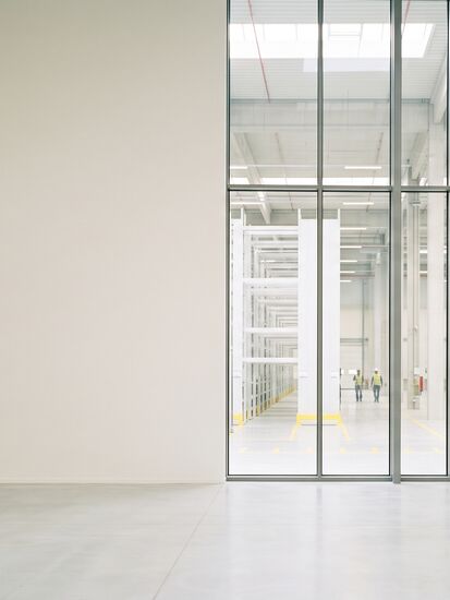 Helles Verwaltungsgeschoss eines Logistikzentrums mit Blick in die Halle