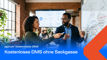 Entwicklerteam plant DMS-Architektur am Whiteboard – kostenloses DMS agorum core open als Proof of Concept