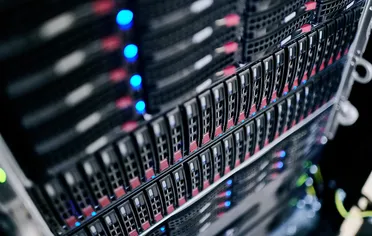 Detailaufnahme eines aktiven Servers mit Festplatten für revisionssichere Archivierung und effizientes Datenmanagement.