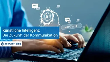 Eine Person tippt auf einem Laptop, der KI-basierte Chatfenster anzeigt, im Kontext von Dokumentenmanagement und Digitalisierung.