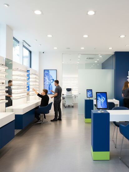 Moderne Optiker-Filiale mit digitaler Technologie