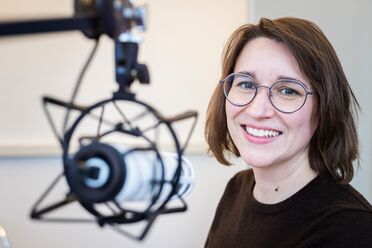 Ein professionelles Mikrofon-Setup im agorum Office wird gezeigt, das für Aufnahmen und Podcasts genutzt wird.