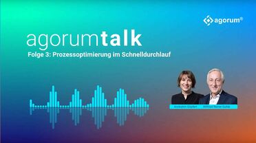 Podcast-Cover von agorum talk Folge 3 zeigt Annkatrin Göpfert und Wilfried Reiner Guhle mit dem Titel Prozessoptimierung im Schnelldurchlauf und einem Audio-Wellenmuster im Hintergrund.