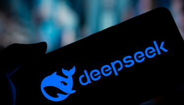 Ein Tablet zeigt das Logo von DeepSeek-R1, das in agorum core pro getestet wird.