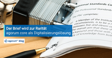 Ein Stapel Briefe und ein Dokument mit einer Unterschrift, Text: Der Brief wird zur Rarität, agorum core als Digitalisierungslösung