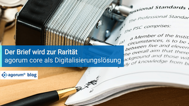 Ein Stapel Briefe und ein Dokument mit einer Unterschrift, Text: Der Brief wird zur Rarität, agorum core als Digitalisierungslösung