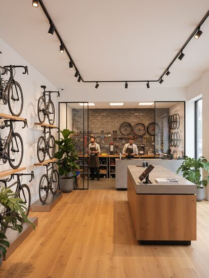Moderner Fahrradhandel mit professioneller Werkstatt