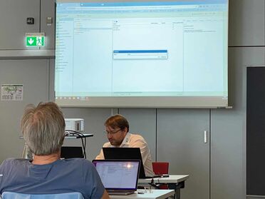 Workshop bei den agorum Partnertagen 2024 zeigt eine Präsentation über Dokumentenmanagement und Innovation auf einem großen Bildschirm.