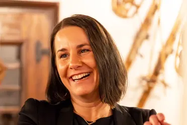 Lächelnde Anne Klein, Vertriebsstrategin, spricht über Digitalisierung und Geschäftsprozesse im Interview.