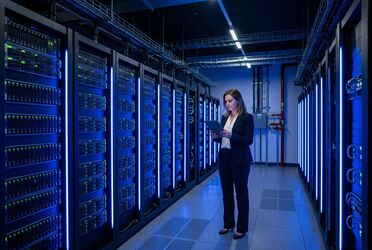 Datensouveränität und IT-Infrastruktur: Serverraum als sicheres Fundament für KI im Mittelstand