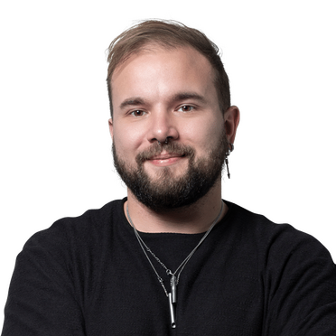 Pascal Neuhaus, Entwickler bei agorum Software GmbH, steht vor grünem Hintergrund und trägt ein schwarzes Shirt mit Kette.