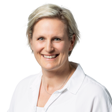 Nina Schulze, COO bei agorum Software GmbH, trägt ein weißes Hemd und eine zarte Halskette.
